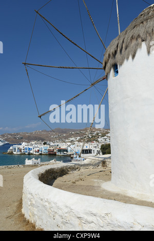 Windmühle aus dem 16. Jahrhundert und den Hafen Blick, Chora, Mykonos, Cyclades, Süd Ägäis, Griechenland Stockfoto