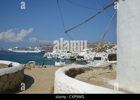 Windmühle aus dem 16. Jahrhundert und den Hafen Blick, Chora, Mykonos, Cyclades, Süd Ägäis, Griechenland Stockfoto