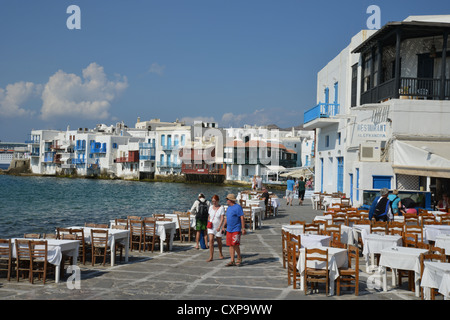 Blick auf den Hafen mit Uferpromenade Tavernen, Chora, Mykonos, Cyclades, Süd Ägäis, Griechenland Stockfoto