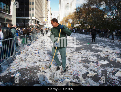 Sanitation Arbeiter Aufräumarbeiten nach einem Laufband parade in New York City Stockfoto