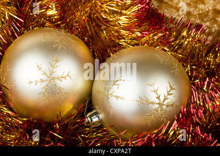 Goldene Weihnachtskugeln auf goldenem Hintergrund Stockfoto