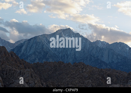 Mount Whitney gesehen von der Alabama Hills, Lone Pine, Kalifornien, Vereinigte Staaten von Amerika Stockfoto