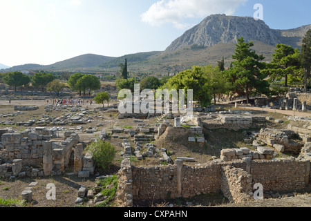 Ansicht der Agora mit Akrokorinth Rock hinter der antike Korinth, Korinth Gemeinde, Region Peloponnes, Griechenland Stockfoto