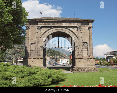 Römischen Triumphbogen August in Aosta Stockfoto