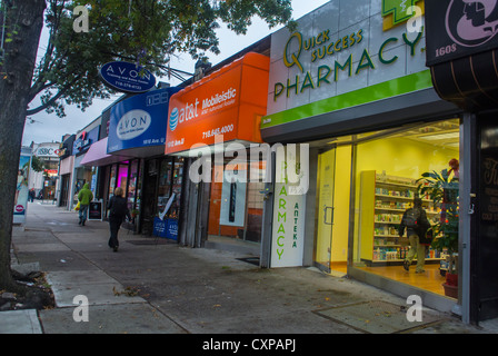 New York City, NY, People Shopping on Street in 'Sheepshead Bay', Avenue U, Brooklyn, American Pharmacy, Row Shops Fronts Stockfoto