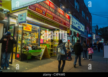 New York City, NY, Passanten auf der Straße, Lebensmittelmärkte, Chinatown, "Sheepshead Bay", Avenue U, Brooklyn Stockfoto