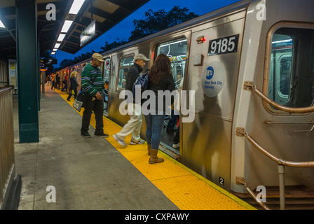 New York City, NY, Crowd People in NYC Subway Station, Sheepshead Bay, Avenue U, Brooklyn, Boarding Train, Plattform Stockfoto