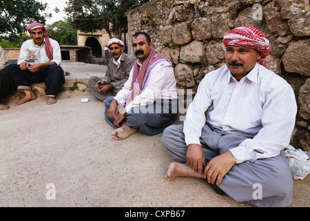 Kurdischen Yeziden Männer monotheistisch, der heiligste Platz in der Welt für Praktiker des yezidischen Glaubens. Nordirak Stockfoto