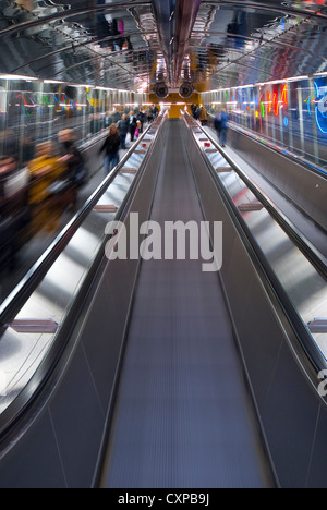 Escalaters in der u-Bahnstation in Helsinki, Finnland Stockfoto