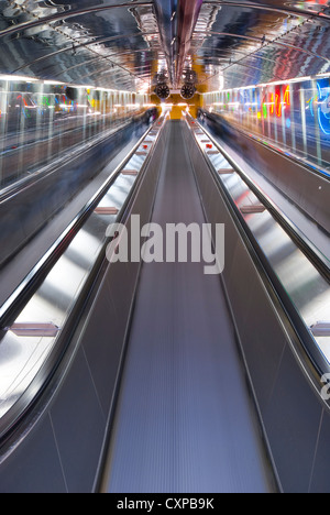 Escalaters in der u-Bahnstation in Helsinki, Finnland Stockfoto