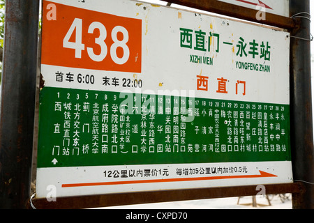 Fahrplan / Zeit Tabelle Anzeige Zeichen / Infotafel auf Chinesisch schreiben / Haltestelle für den Bus 438 Zeichen. Peking, China. Stockfoto
