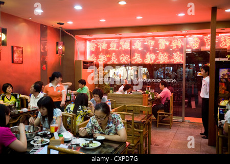 Innenraum / innen ein (echte echte, authentische ethnische) chinesisches Restaurant in Peking, China, mit Kunden und Gäste. Stockfoto