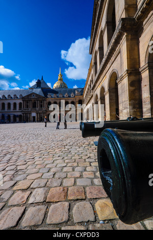 Paris, Frankreich. Alte Kanonen und modernen Touristen in der französischen Museum des Krieges an Les Invalides Stockfoto