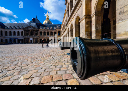 Paris, Frankreich. Alte Kanonen und modernen Touristen in der französischen Museum des Krieges an Les Invalides Stockfoto