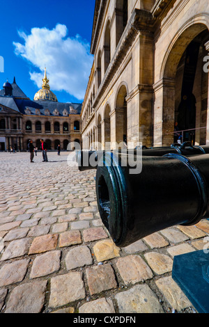 Paris, Frankreich. Alte Kanonen und modernen Touristen in der französischen Museum des Krieges an Les Invalides Stockfoto