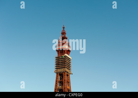 Blackpool Tower mit Gerüsten umwickelt Lancashire England uk Stockfoto