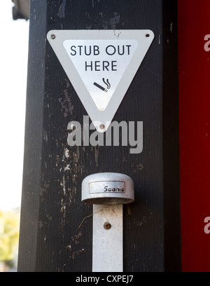 Ein Schild vor einem Pub lädt Kunden, ihre Zigaretten zu löschen, vor dem Betreten durch das Rauchverbot. Stockfoto