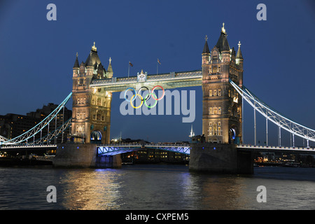 Die Olympischen Ringe auf Tower Bridge angezeigt, während der Olympischen Spiele 2012 in London. Stockfoto