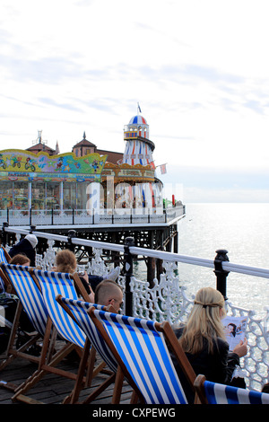 Helter Skelter auf Brighton Pier und Urlauber Stockfoto