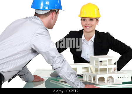 Mitarbeiter diskutieren am Schreibtisch Stockfoto