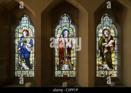 Glasfenster in der Kirche von St. Michael und alle Engel, Wiltshire, drei der zwölf Apostel darstellen. Stockfoto