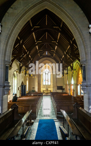 Blick entlang dem Hauptschiff der Kirche von St. Michael und alle Engel, West Overton, Blick nach Westen in Richtung der Schrift. Stockfoto