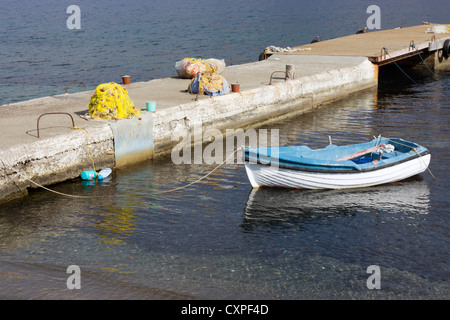 Blaue und weiße Ruder Boot, Kalymnos, griechische Insel, Dodekanes, Griechenland Stockfoto