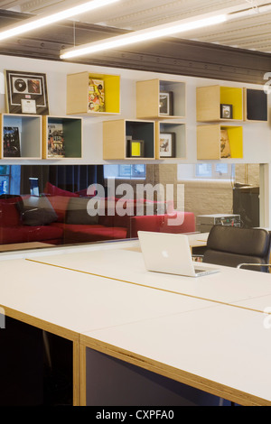 Distiller Records Office, London, Vereinigtes Königreich. Architekt: Milford / Martin LLP, 2012. Detailansicht des Büro mit Schreibtisch und aus- Stockfoto