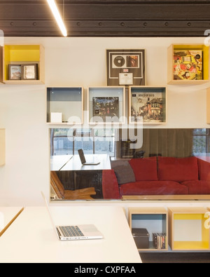 Distiller Records Office, London, Vereinigtes Königreich. Architekt: Milford / Martin LLP, 2012. Innenansicht des Büro mit Schreibtischen und Stockfoto