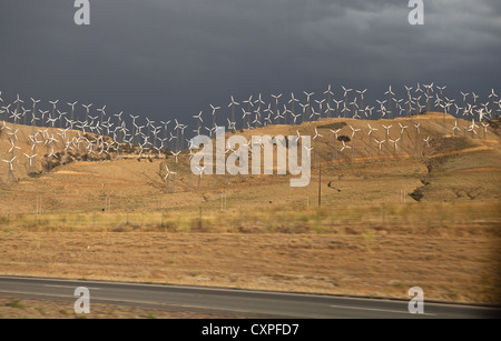 Eine Gruppe von Windkraftanlagen vor einem dunklen Himmel auf einem Hügel außerhalb des Grand Canyon Nationalparks. Stockfoto