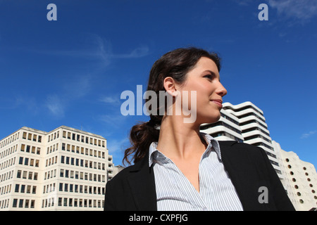 Low-Winkel Schuss eine Geschäftsfrau, die draußen Stockfoto