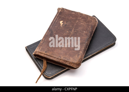 Vintage-Lederbücher, gestapelt auf einer weißen Oberfläche, mit Lesezeichen. Stockfoto
