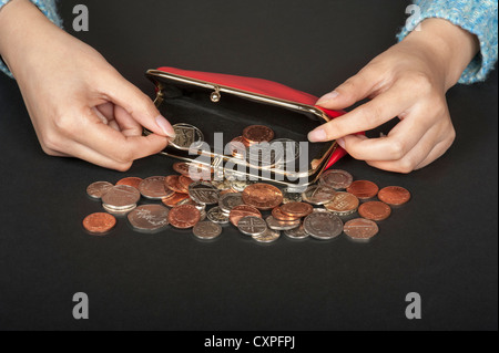 Zarte Frauenhand Umgang mit Geld in einen roten Leder-Geldbörse Stockfoto