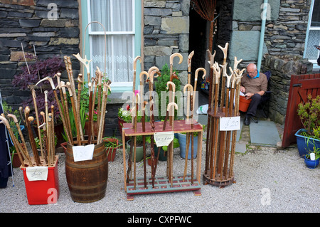 Shop mit handgefertigten Wanderstöcken und Wanderstöcken im Lake District Stockfoto