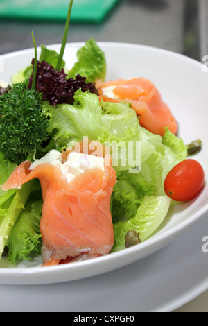 italienisches Menü Salat geräucherter Lachs mit Gemüse Stockfoto