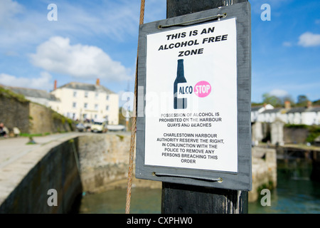 Ein Alkohol-freie Zone-Zeichen in Charlestown Harbour in Cornwall Stockfoto