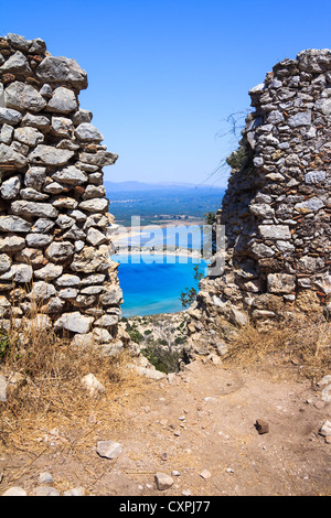 Schöne Lagune von Voidokilia Präfektur Messenien von einem Höhepunkt der Ansicht durch alte Navarino Burgruine Wand erschossen Stockfoto