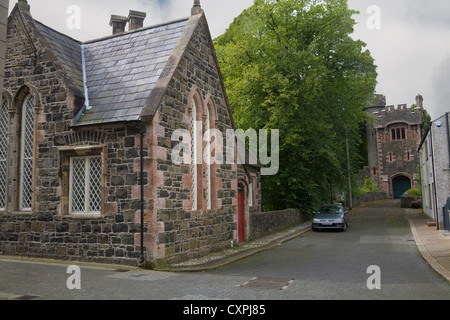 Glenarm Co Antrim Nordirland Old School House und Burg Tor im Dorf eine der ältesten Siedlungen der glen Stockfoto