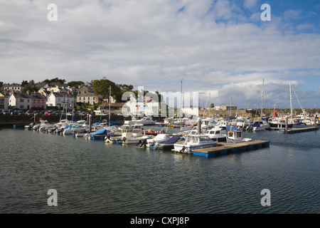 Ballycastle Co Antrim Nordirland September Sportboote vor Anker im Hafen des Städtchens resort Stockfoto