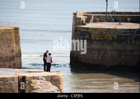 Der Eingang zum Hafen von Charlestown in Cornwall Stockfoto