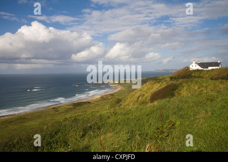 White Park Bay Co. Antrim Nordirland September Wei Bungalow in schöner Lage über dem goldenen Sandstrand Stockfoto