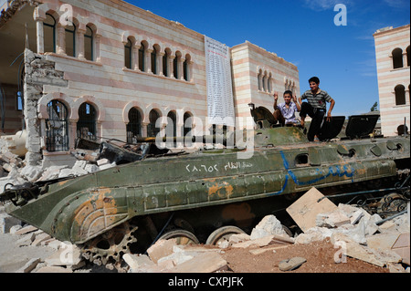 Die freie syrische Armee bewaffnet die wichtigste Rebellengruppe Kampf gegen Präsident Bashar al-Assad Regierung. Azaz Stegic Stadt rund 30 Stockfoto