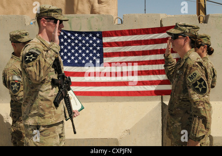 Staff Sgt. Rebecca Osborn, eine militärische Polizei Soldat von Daggett, Mich., reenlists in der Armee im Rahmen einer Zeremonie in Forward Operating Base Spin Boldak, Afghanistan, Oktober 7, 2012. Osburn ist bis 5 Bataillon der der 2 Infanterie Division, 20 Infanterie- Regiments angebracht. Die 5-20 th Infanterie ist Teil der 3 Stryker Brigade Combat Team aus Joint Base Lewis-McChord, Washington. Stockfoto