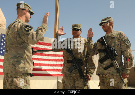 Von rechts, Staff Sgt. Josuel Cruz aus Orlando, Florida und SPC. Joseph Tauiliili aus dem Dorf Vailoa, Amerikanisch-Samoa, ist während einer Zeremonie in der Forward Operating Base Spin Boldak, Afghanistan, am 7. Oktober 2012 wieder in der Armee. Die Soldaten sind mit dem 5. Bataillon der 2. Infanterie-Division, 20. Infanterie-Regiment. Die 5-20th Infantry ist Teil des 3. Stryker Brigade Combat Team von Joint Base Lewis-McChord, Washington. Stockfoto