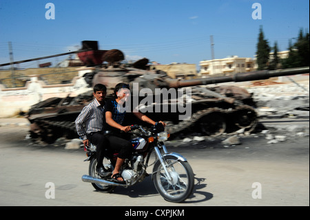 Die freie syrische Armee bewaffnet die wichtigste Rebellengruppe Kampf gegen Präsident Bashar al-Assad Regierung. Azaz Stegic Stadt rund 30 Stockfoto