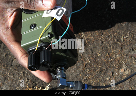 Eine Beseitigung von Explosivstoffen Techniker legt Kabel an einen Detonator während eines Pre-air show Ordnance prüfen an Bord der Marine Corps Air Station Miramar, Calif., Okt. 7. Sobald diese Drähte mit dem Sprengstoff angeschlossen sind, werden Sie live und Experten wie die explosive ordnance Sie Marines detonieren, um zu helfen, die Marine Corpsâ€™ Geschichte während der MCAS Miramar Air Show zeigen. Stockfoto