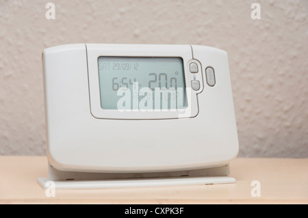 Nach Hause drahtloses digitales Thermostat zur Steuerung einer Gas Kombikessel Heizsystem. Stockfoto