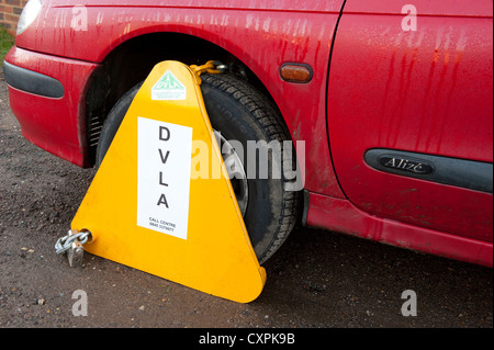 DVLA Rad Klammer auf einen unversteuerten Auto auf einer Straße in England. Stockfoto
