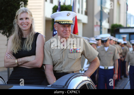 Major General Melvin Spiese, Kommandierender General der 1. Marine Expeditionary Brigade, und seine Frau, Filomena, ride neben Marines während der 144. jährlichen italienischen Erbe Parade in der Innenstadt von San Francisco, Oktober 6, 2012. Marines vom 1. MEB, 13 Marine Expeditionary Unit und zur Bekämpfung der Logistik Regiment 1, in San Francisco an Bord der USS Makin Island gereist, um in der Flotte von Woche zu zeigen, Katastrophenhilfe und humanitäre Hilfe Funktionen teilnehmen. Stockfoto