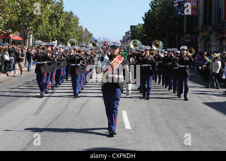 Die 1St Marine Division Band marschiert durch die Straßen von San Francisco während die 144 jährlichen italienischen Erbe Parade, Oktober 6, 2012. Marines vom 1st Marine Expeditionary Brigade, 13 Marine Expeditionary Unit und zur Bekämpfung der Logistik Regiment 1, in San Francisco an Bord der USS Makin Island gereist, um in der Flotte von Woche zu zeigen, Katastrophenhilfe und humanitäre Hilfe Funktionen teilnehmen. Stockfoto